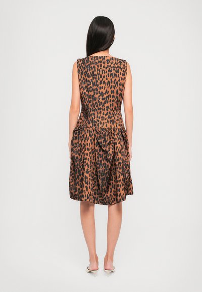 Haljina bez rukava s leopard uzorkom u smeđoj i crnoj boji, koja ima uski korzet i lepršavu suknju s volanima i bočnim džepovima.