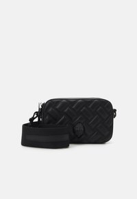 Borsa a spalla in pelle intrecciata nera con finitura testurizzata. Presenta una tracolla removibile e un dettaglio del logo impresso nella parte anteriore.