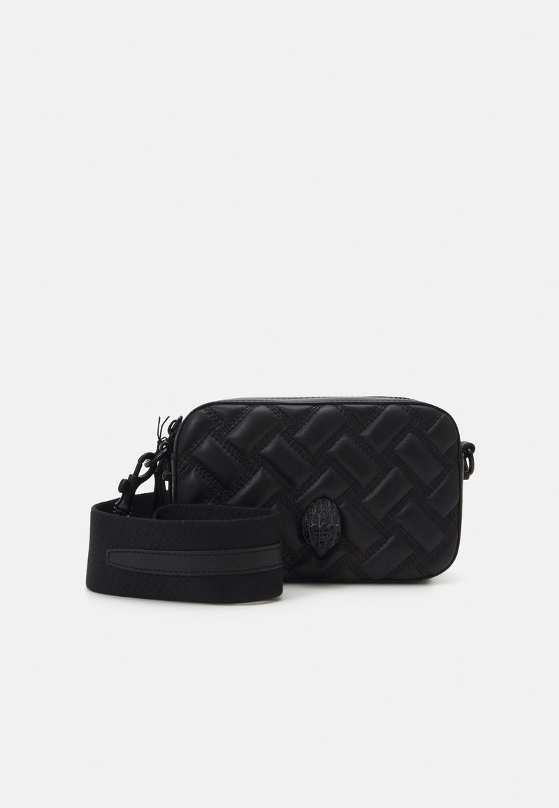 Borsa a spalla in pelle intrecciata nera con finitura testurizzata. Presenta una tracolla removibile e un dettaglio del logo impresso nella parte anteriore.
