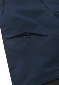 Pantalones cortos impermeables azul marino con un bolsillo lateral con cremallera, textura suave y diseño aerodinámico para utilidad y comodidad.