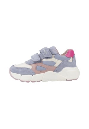Sneakers per bambini piccoli con una combinazione di suede azzurro chiaro e rete, un accento rosa sul tallone e due cinturini in Velcro per la chiusura.
