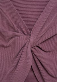 Tessuto viola costolato con un dettaglio a nodo attorcigliato al centro. Texture morbida che crea un effetto drappeggiato con strati sovrapposti.