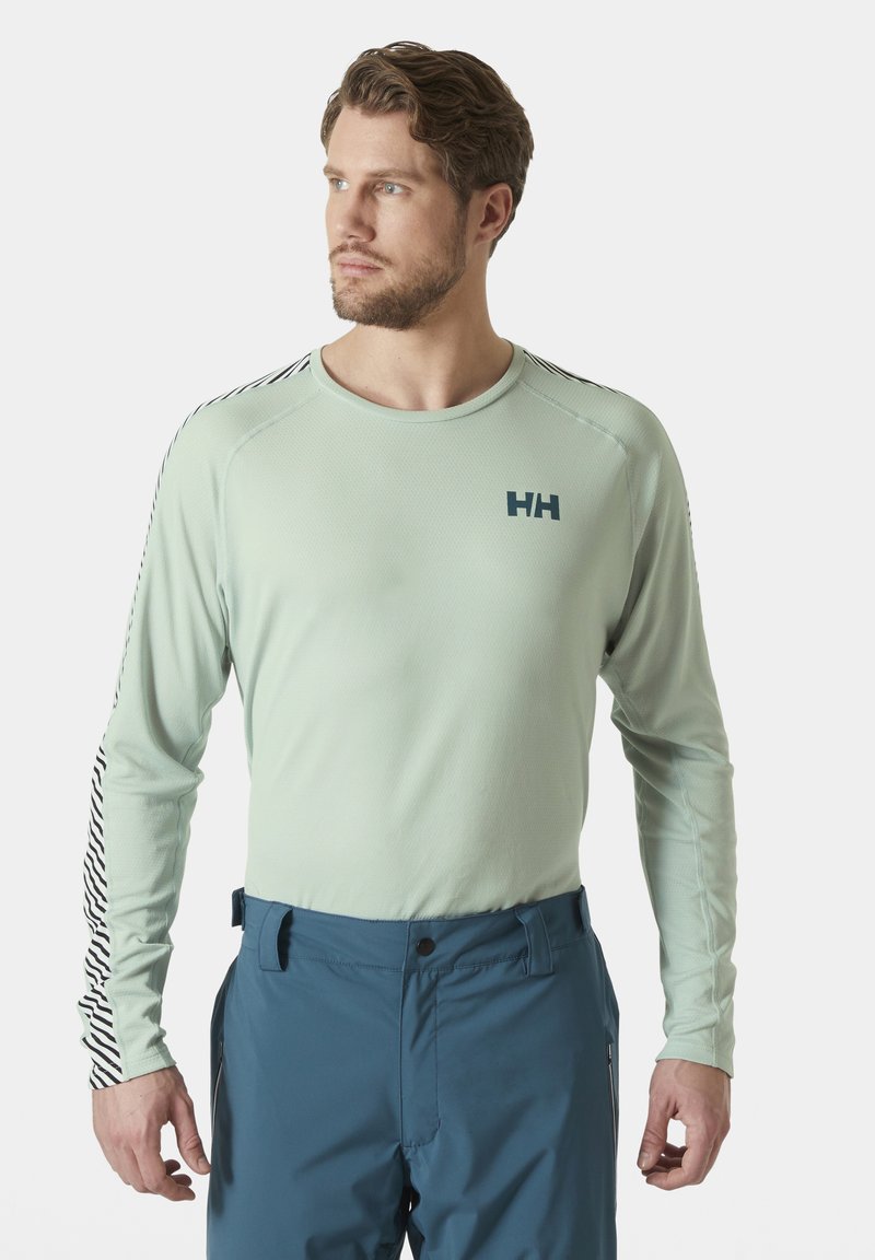 Lange mouwen lichtgroen shirt met een gestructureerde afwerking en zwart logo op de borst; voorzien van gestreepte accenten langs de mouwen.