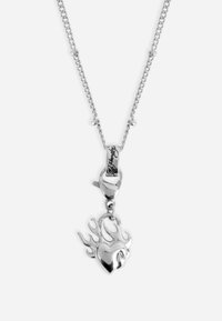 Sølvkjede med hjerteformet anheng med flammeakenter. En hummerlås forbinder kjeden, som viser en polert finish.