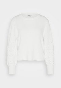 Biały sweter robiony na drutach z długimi, lekko bufiastymi rękawami. Rękawy zdobione są małymi, okrągłymi, dekoracyjnymi koralikami.