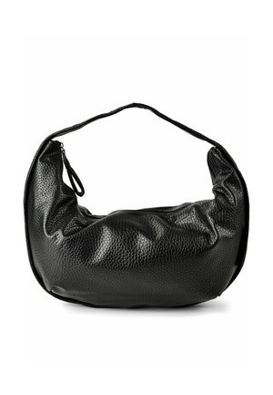 Sac à main croissant en cuir noir texturé avec une sangle courte et une fermeture éclair.