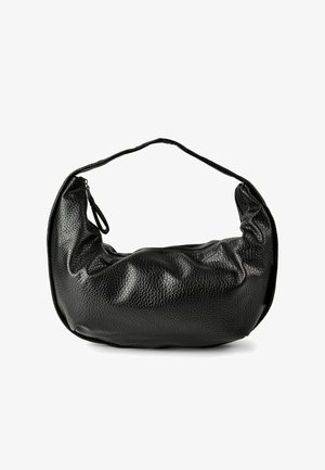 Sac à main croissant en cuir noir texturé avec une sangle courte et une fermeture éclair.