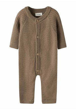 Brun strikket babyheldragt med lange ærmer og knaplukning foran, ribkanter og rund halsudskæring.