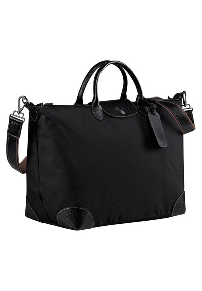 Schwarze Nylon-Tasche mit strukturierten Lederelementen, abgerundeten Griffen, abnehmbarem Schultergurt und kontrastierenden Nähten. Inklusive einem Gepäckanhänger.