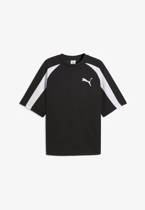 Maglietta sportiva nera a maniche corte con strisce laterali bianche e logo Puma bianco sul petto a sinistra.