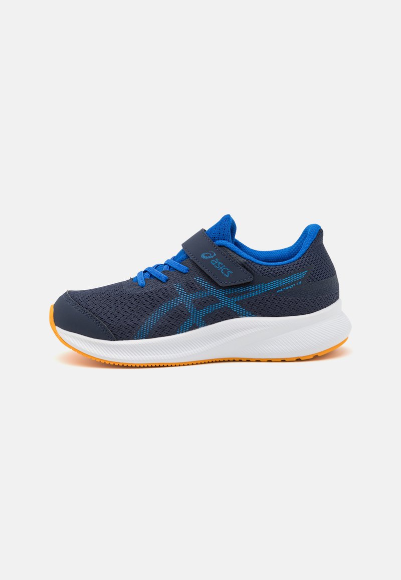 Baskets de sport navy avec des accents bleus, tige en mesh et sangle ajustable. Présentent une semelle intermédiaire blanche et une semelle en caoutchouc orange pour une meilleure adhérence.