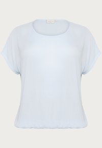 Top azzurro chiaro a maniche corte con scollatura rotonda, vestibilità rilassata e tessuto leggero e leggermente texturizzato. Nessun motivo o dettaglio visibile.