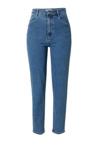 Vaqueros de mezclilla de cintura alta en azul con cierre delantero de botón y cremallera, bolsillos frontales en ángulo y piernas ligeramente ajustadas.