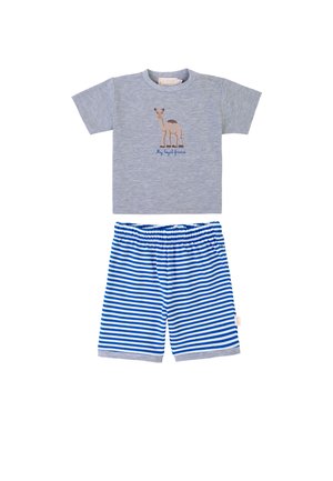 T-shirt grigio a maniche corte con grafica di cammello e ricami blu, abbinato a pantaloni corti a righe blu e bianche con vita elasticizzata.