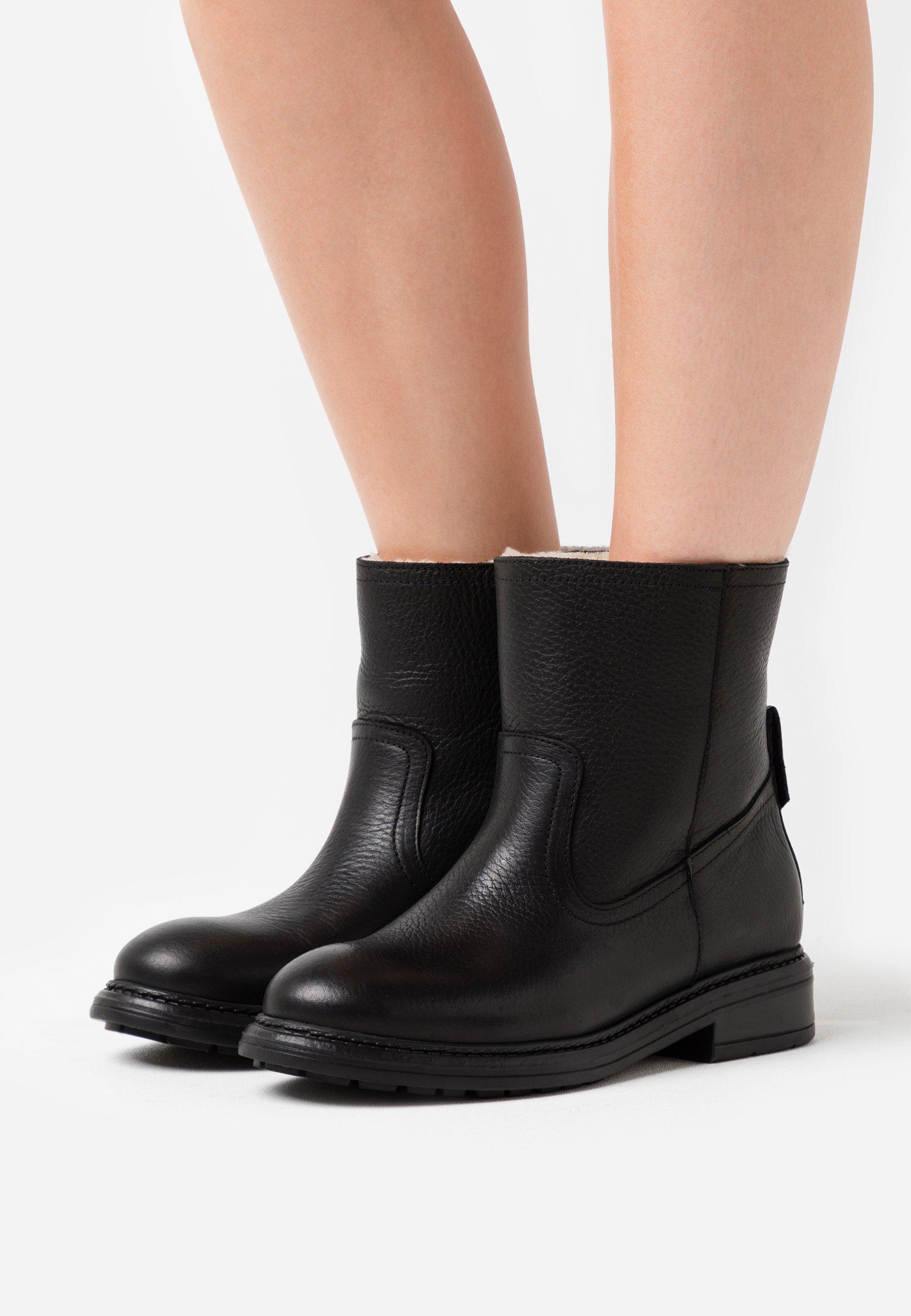 aquatalia layla boot