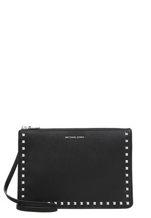 Czarna kopertówka typu wristlet marki Michael Kors z srebrnymi kwadratowymi ćwiekami wzdłuż krawędzi i paskiem na nadgarstek przymocowanym z jednej strony.