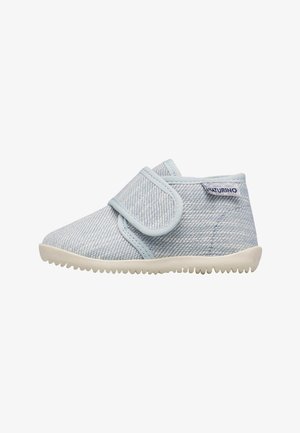 Scarpa da bambino di colore azzurro chiaro con tessuto strutturato, cinturino a strappo, suola bianca flessibile e etichetta del marchio Naturino sul tallone.