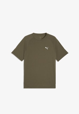 T-shirt de sport Puma vert olive à manches courtes avec col rond et logo Puma blanc sur la poitrine, posé à plat sur un fond blanc.