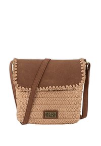 Bolso cruzado de mimbre en color tostado con una solapa suave marrón. Presenta un bordado decorativo y un acento de logotipo en la parte frontal. Incluye una correa ajustable.