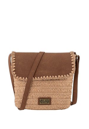 Bolso cruzado de mimbre en color tostado con una solapa suave marrón. Presenta un bordado decorativo y un acento de logotipo en la parte frontal. Incluye una correa ajustable.