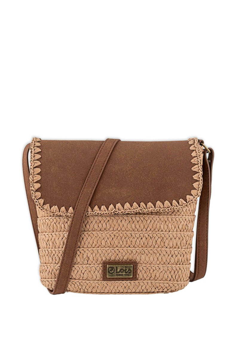 Bolso cruzado de mimbre en color tostado con una solapa suave marrón. Presenta un bordado decorativo y un acento de logotipo en la parte frontal. Incluye una correa ajustable.