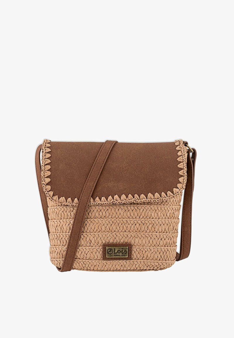 Bolso cruzado de mimbre en color tostado con una solapa suave marrón. Presenta un bordado decorativo y un acento de logotipo en la parte frontal. Incluye una correa ajustable.