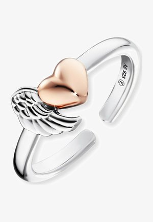 Anello d'argento con un cuore in oro rosa e un design di ali. La fascia è liscia e aperta, con dettagli intricati delle ali.