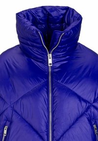 Pufferjack met een heldere blauwe kleur en een hoge kraag, voorzien van doorgestikte patronen, een zilveren ritssluiting aan de voorkant en ritssluitingen aan de zijzakken.