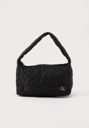 Κουβερτίνα μαύρη τσάντα ώμου με καμπυλωτή λαβή, κλείσιμο με φερμουάρ και διακριτική λεπτομέρεια λογότυπου. Κατασκευασμένη από μαλακό, επενδεδυμένο ύφασμα.