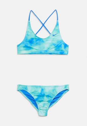 Bikini de dos piezas con teñido anudado en azul y verde, con tirantes cruzados en la parte superior y un pequeño logo de swoosh en el pecho.
