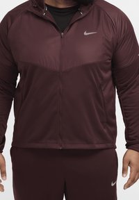 Nike Performance Chaqueta de running - bordeaux