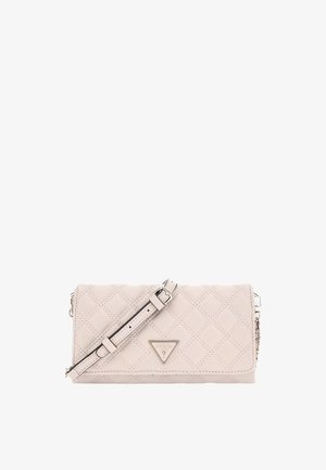 Borsa a tracolla in pelle beige trapuntata con hardware argentato, tracolla rimovibile e accentuazione del logo triangolare. Caratterizzata da una forma rettangolare e una superficie testurizzata.