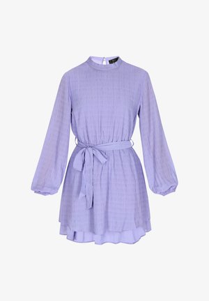 Lavendli pikkade varrukatega kleit tekstuurse kangaga, rõhutatult vöökoht ja sidumisrihm. Omab kõrget kaelust ja kihilist alläänt.