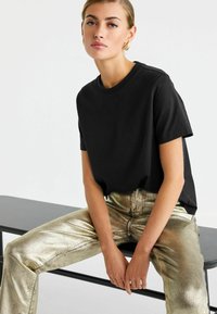 Next SHORT SLEEVE CREW NECK   REGULAR FIT - Trükipildiga T-särk - black