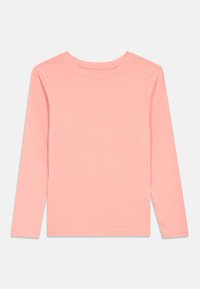 Μακρυμάνικη, ανοιχτό ροζ μπλούζα φτιαγμένη από μαλακό ύφασμα, που διαθέτει στρογγυλή λαιμόκοψη και απλό σχέδιο χωρίς επιπλέον μοτίβα ή διακοσμητικά.