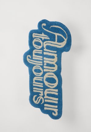 Blauer, plüschiger Teppich mit beigem, geschlungenem Text, der "Amour" und "yours" liest, mit einer einzigartigen Form und weicher Textur.