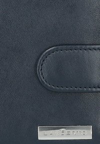 Granatowy skórzany portfel o gładkiej teksturze, z wyraźnie przeszywaną klapą i srebrną metalową tabliczką z napisem „LANCERTO.”