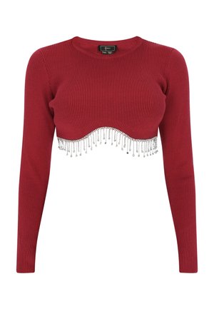 Rotes geripptes Cropped-Top mit langen Ärmeln, ausgestattet mit einem gewellten Saum, der mit silbernen Perlenfransen verziert ist, um zusätzliche Details zu bieten.