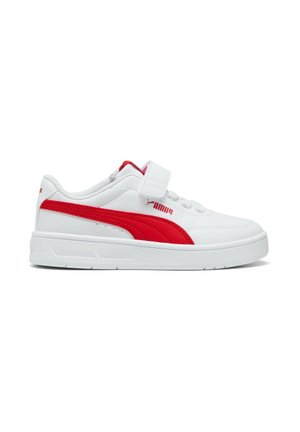 Sneaker bianca low-top con logo Puma rosso e striscia, con lacci e una fascetta in velcro aggiuntiva sulla parte superiore.