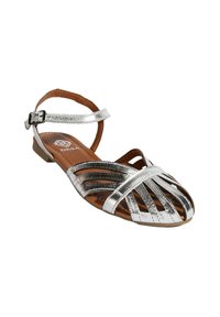 Silberne metallische Sandale mit schrägen Riemen, offener Zehenpartie und einem Knöchelriemen. Braunlederne Innensohle, flache Sohle, minimalistische Gestaltung.
