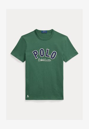 Zelené bavlněné tričko s kulatým výstřihem, zdobené výšivkou nápisu "POLO" v tmavě modré barvě a podpisem "Ralph Lauren" níže. Malé logo na lemu.