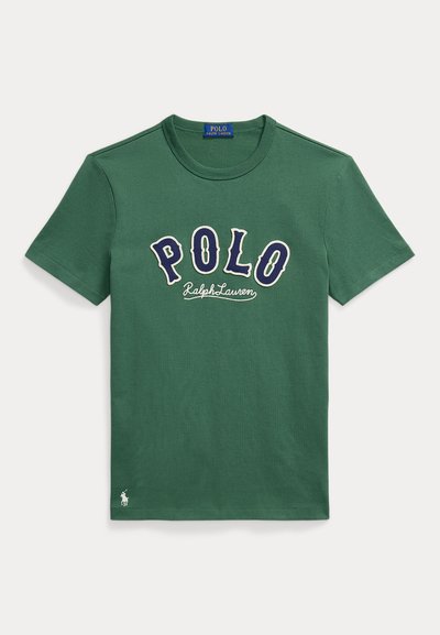 Πράσινο βαμβακερό t-shirt με κυκλική λαιμόκοψη, με κέντημα "POLO" σε σκούρο μπλε και την υπογραφή "Ralph Lauren" από κάτω. Μικρό λογότυπο στο τελείωμα.
