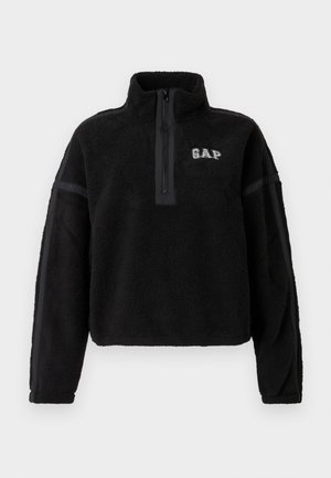 Crni flis pulover s polu-rajfantlom na ovratniku, s GAP logom. Ima mekanu teksturu i dvozonske detalje na rukavima.