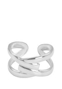 Anello a cuff in argento con fasce intrecciate, caratterizzato da una finitura liscia e un design aperto, che mette in risalto un'estetica minimalista e una texture lucida.