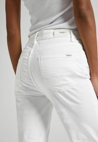 Pepe Jeans TRIXIE - Džínsy bootcut - white