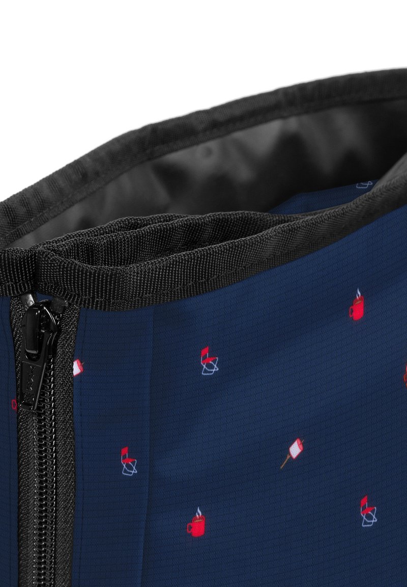 Pochette en tissu bleu marine avec une fermeture éclair noire, ornée d'illustrations à thème camping répétées en rouge et blanc, y compris des mugs et des chaises. Design texturé.