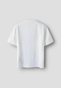 T-shirt bianco in cotone con maniche corte e scollo rotondo, caratterizzato da una texture liscia e un design minimalista.