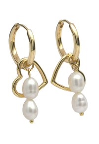 Goldene Creolen mit einem herzförmigen Anhänger und zwei hängenden weißen Perlen, die eine glatte, glänzende Textur und ein poliertes Finish bieten.