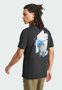 Adidas Terrex TERREX BACK GRAPHIC TSHIRT - T-skjorte til trening - black