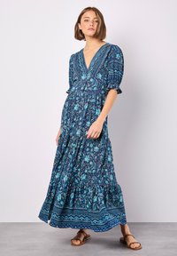 Maxi-Kleid mit einem blauen Blumenmuster, V-Ausschnitt, kurzen puffigen Ärmeln und einem gestuften Rock mit dekorativem Saum.